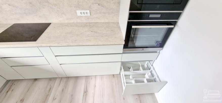 Mobilier de bucătărie din PAL melaminat, cu feronerie Blum cu amortizare