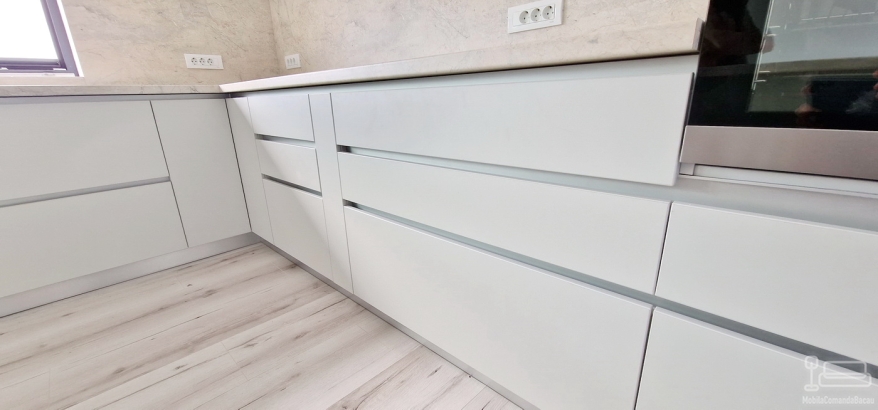 Mobilier de bucătărie din PAL melaminat, cu feronerie Blum cu amortizare