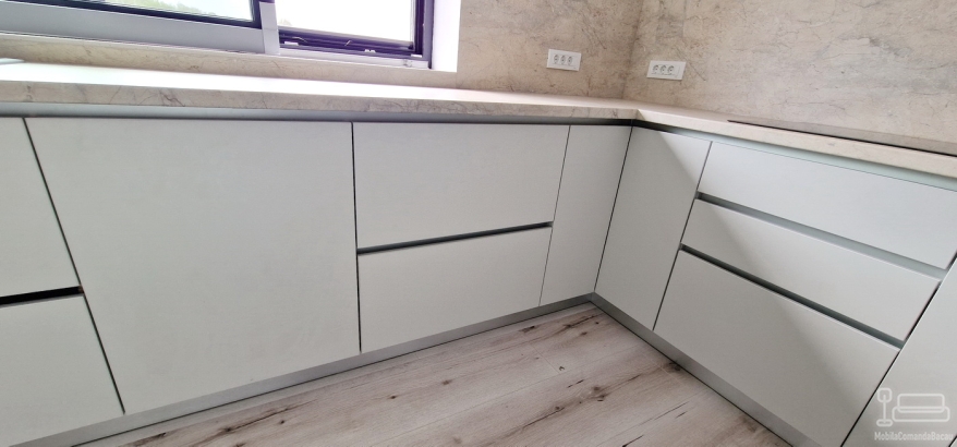 Mobilier de bucătărie din PAL melaminat, cu feronerie Blum cu amortizare