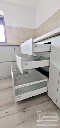 Mobilier de bucătărie din PAL melaminat, cu feronerie Blum cu amortizare