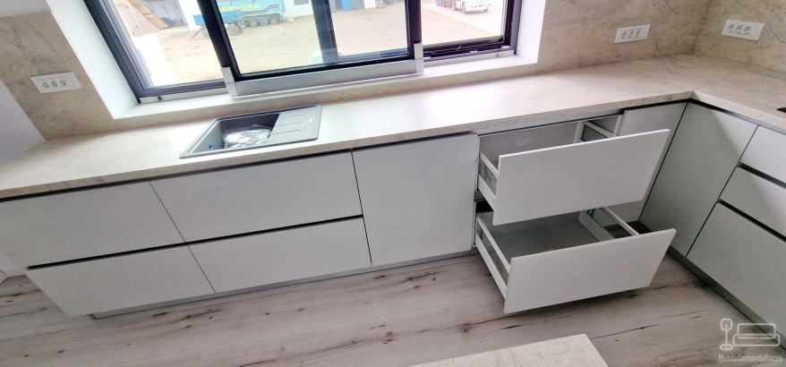 Mobilier de bucătărie din PAL melaminat, cu feronerie Blum cu amortizare