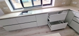 Mobilier de bucătărie din PAL melaminat, cu feronerie Blum cu amortizare