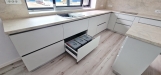 Mobilier de bucătărie din PAL melaminat, cu feronerie Blum cu amortizare