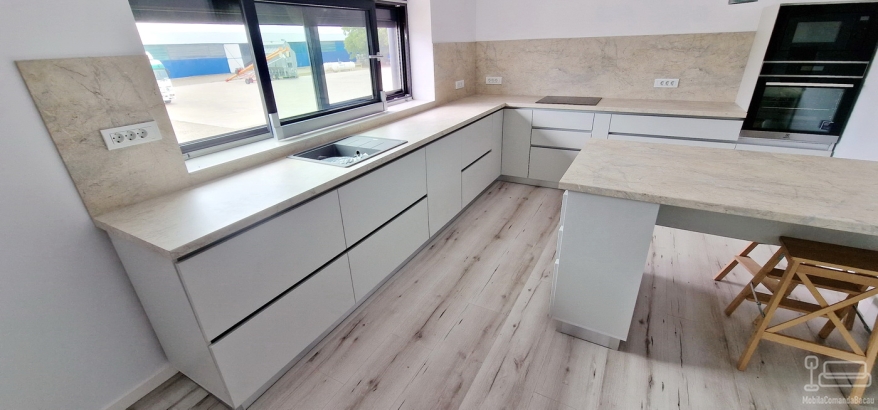 Mobilier de bucătărie din PAL melaminat, cu feronerie Blum cu amortizare