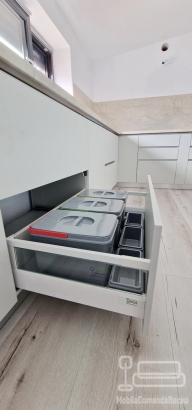 Mobilier de bucătărie din PAL melaminat, cu feronerie Blum cu amortizare
