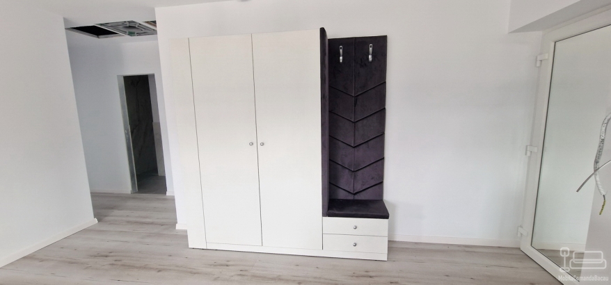 Mobilier hol din pal melaminat cu banchetă tapițată