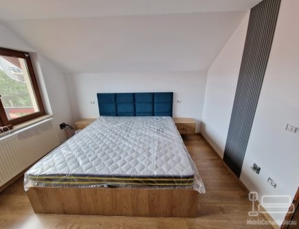 Mobilier de dormitor din PAL, cu pat cu somieră rabatabilă, tăblie tapițată, noptiere, birou și riflaje MDF