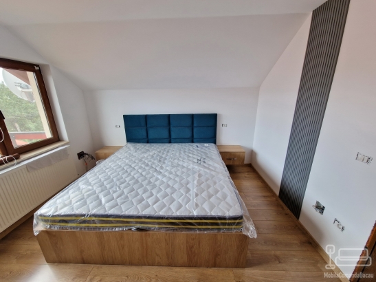 Mobilier de dormitor din PAL, cu pat cu somieră rabatabilă, tăblie tapițată, noptiere, birou și riflaje MDF