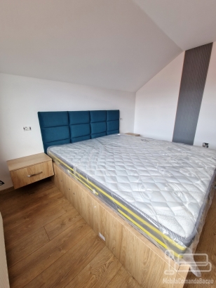 Mobilier de dormitor din PAL, cu pat cu somieră rabatabilă, tăblie tapițată, noptiere, birou și riflaje MDF