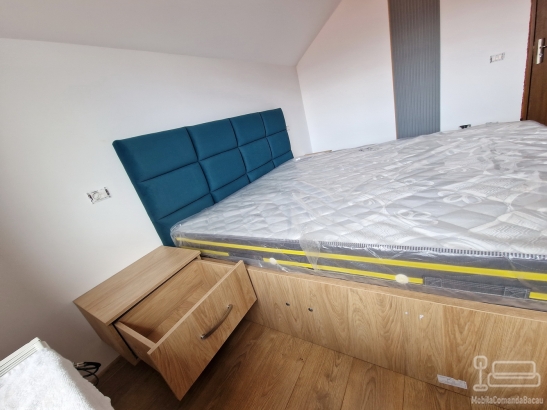 Mobilier de dormitor din PAL, cu pat cu somieră rabatabilă, tăblie tapițată, noptiere, birou și riflaje MDF