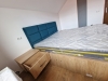 Mobilier de dormitor din PAL, cu pat cu somieră rabatabilă, tăblie tapițată, noptiere, birou și riflaje MDF