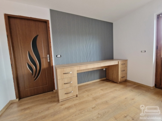 Mobilier de dormitor din PAL, cu pat cu somieră rabatabilă, tăblie tapițată, noptiere, birou și riflaje MDF