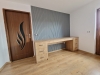 Mobilier de dormitor din PAL, cu pat cu somieră rabatabilă, tăblie tapițată, noptiere, birou și riflaje MDF