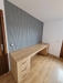 Mobilier de dormitor din PAL, cu pat cu somieră rabatabilă, tăblie tapițată, noptiere, birou și riflaje MDF