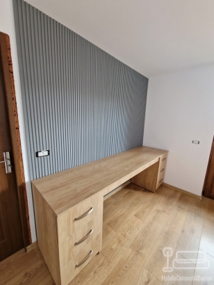 Mobilier de dormitor din PAL, cu pat cu somieră rabatabilă, tăblie tapițată, noptiere, birou și riflaje MDF