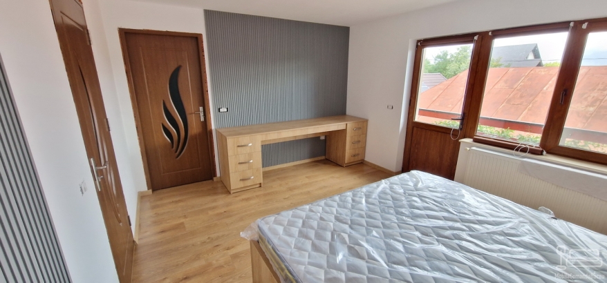 Mobilier de dormitor din PAL, cu pat cu somieră rabatabilă, tăblie tapițată, noptiere, birou și riflaje MDF