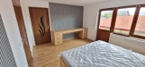 Mobilier de dormitor din PAL, cu pat cu somieră rabatabilă, tăblie tapițată, noptiere, birou și riflaje MDF