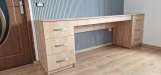 Mobilier de dormitor din PAL, cu pat cu somieră rabatabilă, tăblie tapițată, noptiere, birou și riflaje MDF