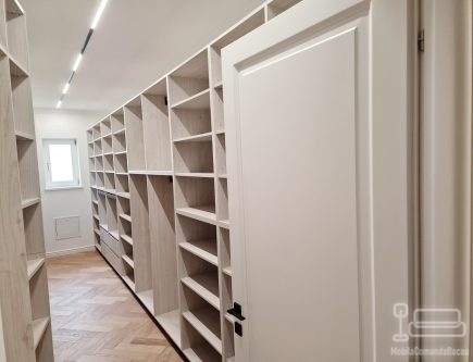 Mobilier cameră dressing din PAL, 13 m liniari, cu feronerie Blum – județul Bacău