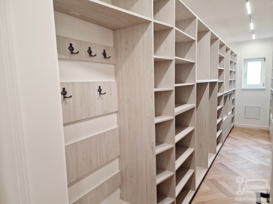 Mobilier cameră dressing din PAL, 13 m liniari, cu feronerie Blum – județul Bacău