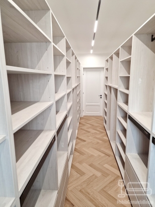 Mobilier cameră dressing din PAL, 13 m liniari, cu feronerie Blum – județul Bacău