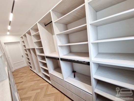 Mobilier cameră dressing din PAL, 13 m liniari, cu feronerie Blum – județul Bacău