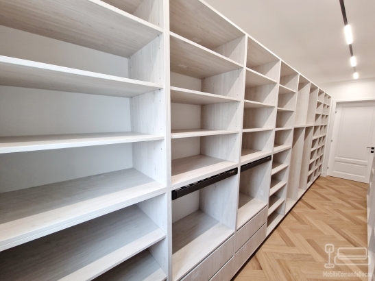 Mobilier cameră dressing din PAL, 13 m liniari, cu feronerie Blum – județul Bacău