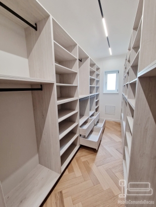 Mobilier cameră dressing din PAL, 13 m liniari, cu feronerie Blum – județul Bacău