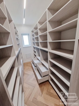 Mobilier cameră dressing din PAL, 13 m liniari, cu feronerie Blum – județul Bacău
