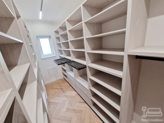 Mobilier cameră dressing din PAL, 13 m liniari, cu feronerie Blum – județul Bacău
