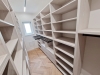 Mobilier cameră dressing din PAL, 13 m liniari, cu feronerie Blum – județul Bacău