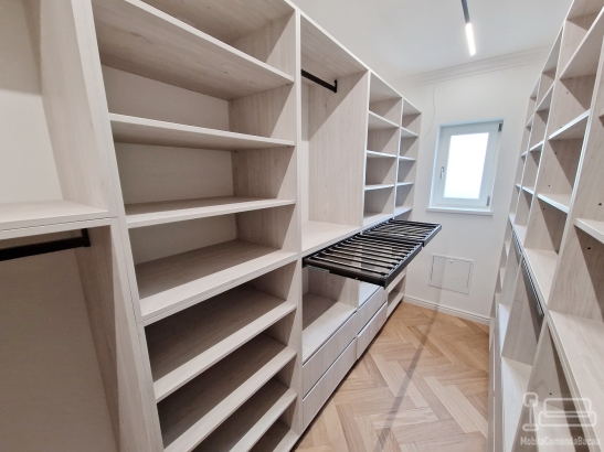 Mobilier cameră dressing din PAL, 13 m liniari, cu feronerie Blum – județul Bacău