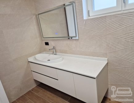 Mobilier de baie din MDF furniruit, cant laser și blat din quartz – 1,8 m, Bacău