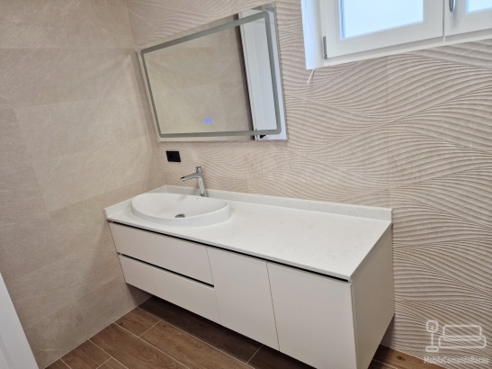 Mobilier de baie din MDF furniruit, cant laser și blat din quartz – 1,8 m, Bacău