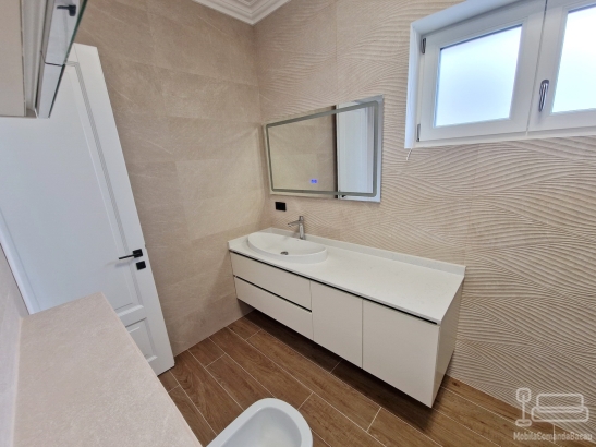Mobilier de baie din MDF furniruit, cant laser și blat din quartz – 1,8 m, Bacău