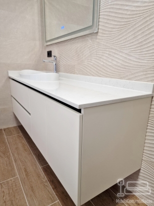 Mobilier de baie din MDF furniruit, cant laser și blat din quartz – 1,8 m, Bacău
