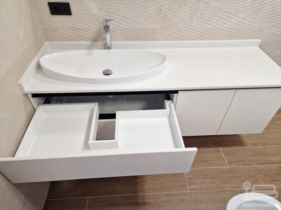 Mobilier de baie din MDF furniruit, cant laser și blat din quartz – 1,8 m, Bacău