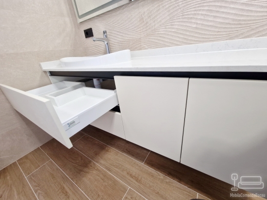 Mobilier de baie din MDF furniruit, cant laser și blat din quartz – 1,8 m, Bacău