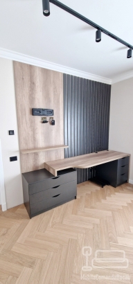 Mobilier dormitor copil cu birou, corpuri suspendate Cadro și pat tapițat cu somieră rabatabilă – județul Bacău