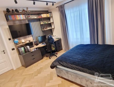 Mobilier dormitor copil cu birou, corpuri suspendate Cadro și pat tapițat cu somieră rabatabilă – județul Bacău