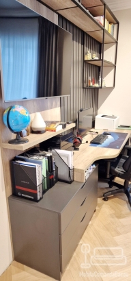 Mobilier dormitor copil cu birou, corpuri suspendate Cadro și pat tapițat cu somieră rabatabilă – județul Bacău