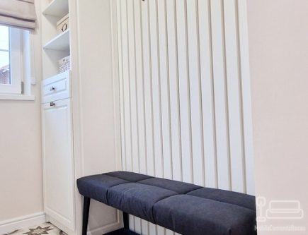 Mobilier hol din MDF vopsit cu riflaje și băncuță tapițată – lungime 1900 mm
