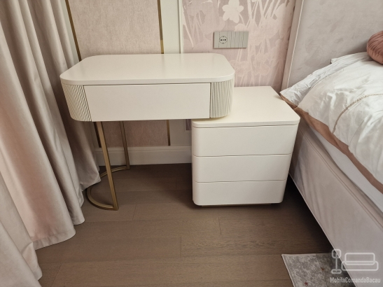 Comodă de dormitor din MDF vopsit curbat, cu picior metalic auriu – Vrancea