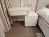 Comodă de dormitor din MDF vopsit curbat, cu picior metalic auriu – Vrancea