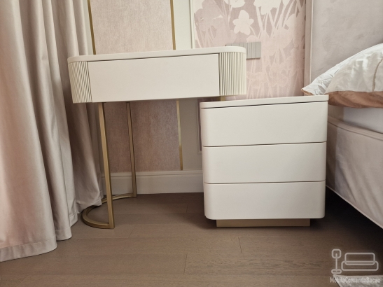 Comodă de dormitor din MDF vopsit curbat, cu picior metalic auriu – Vrancea