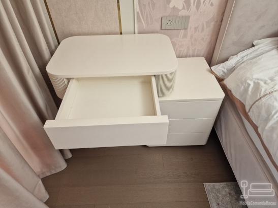Comodă de dormitor din MDF vopsit curbat, cu picior metalic auriu – Vrancea