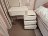 Comodă de dormitor din MDF vopsit curbat, cu picior metalic auriu – Vrancea