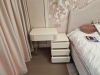 Comodă de dormitor din MDF vopsit curbat, cu picior metalic auriu – Vrancea
