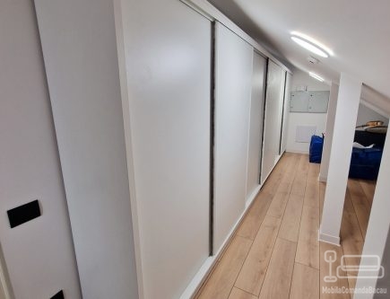 Dressing în mansardă cu uși glisante hafele, pal alb – Bacău, 5500 mm