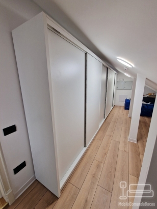 Dressing în mansardă cu uși glisante hafele, pal alb – Bacău, 5500 mm